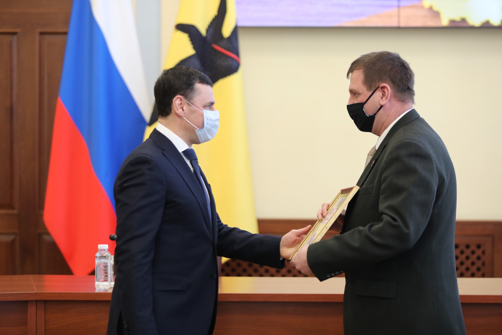 В преддверии Дня защитника Отечества Дмитрий Миронов наградил военнослужащих