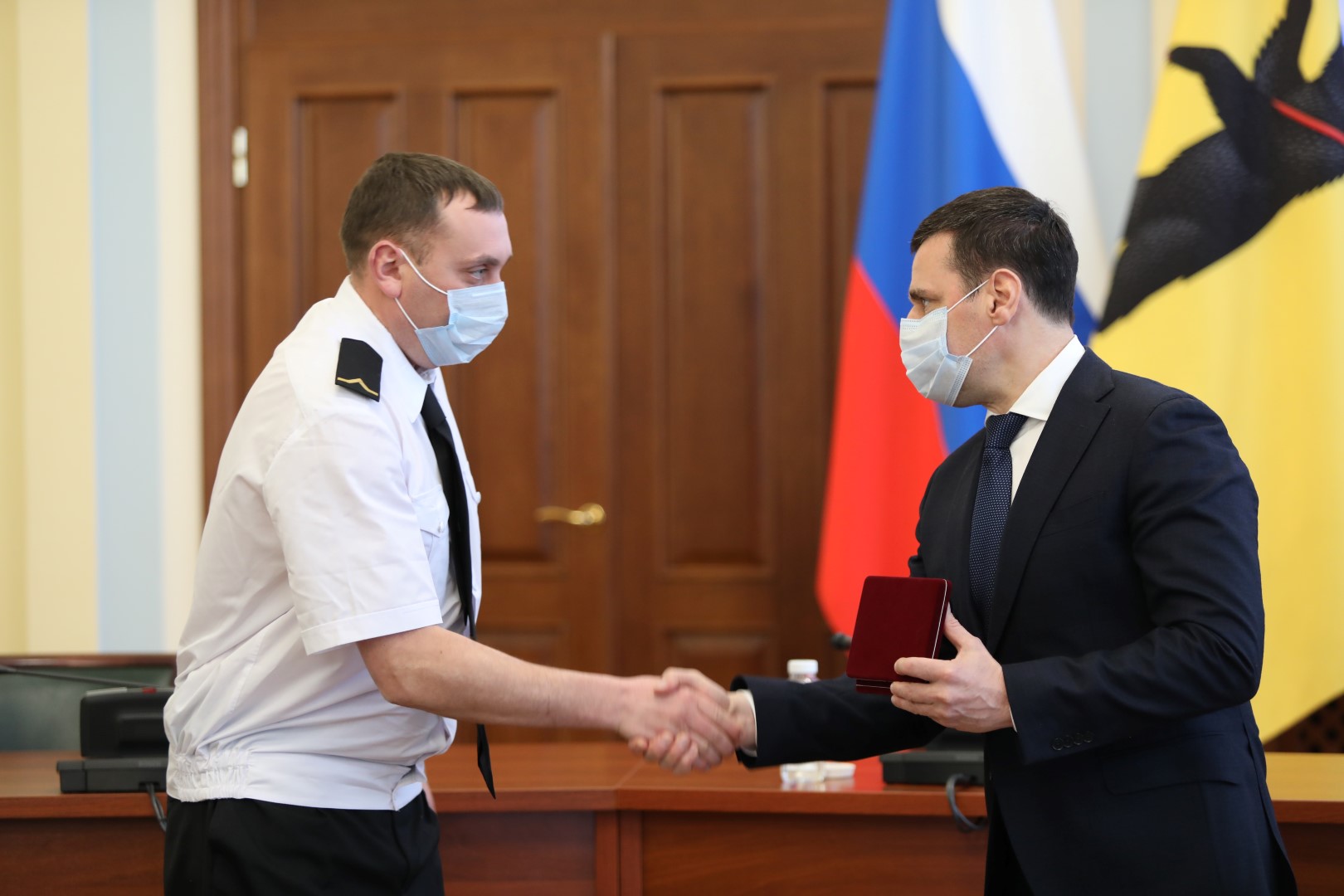 В преддверии Дня защитника Отечества Дмитрий Миронов наградил военнослужащих