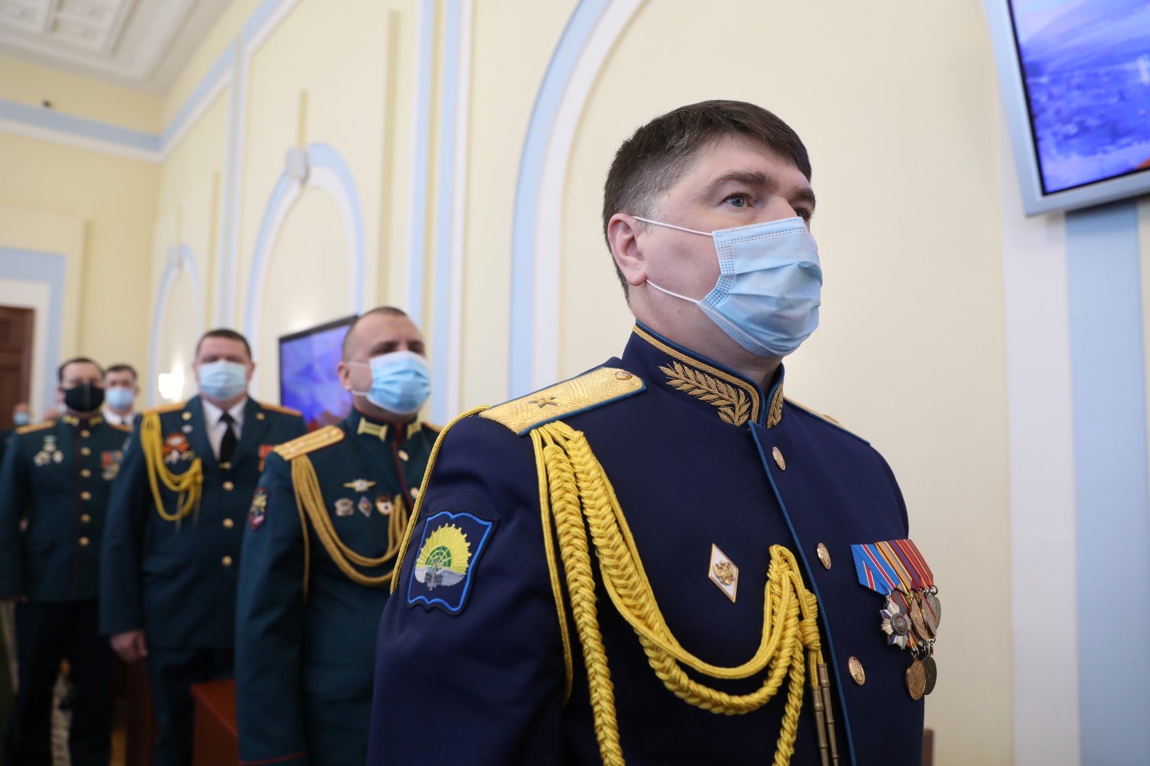 В преддверии Дня защитника Отечества Дмитрий Миронов наградил военнослужащих