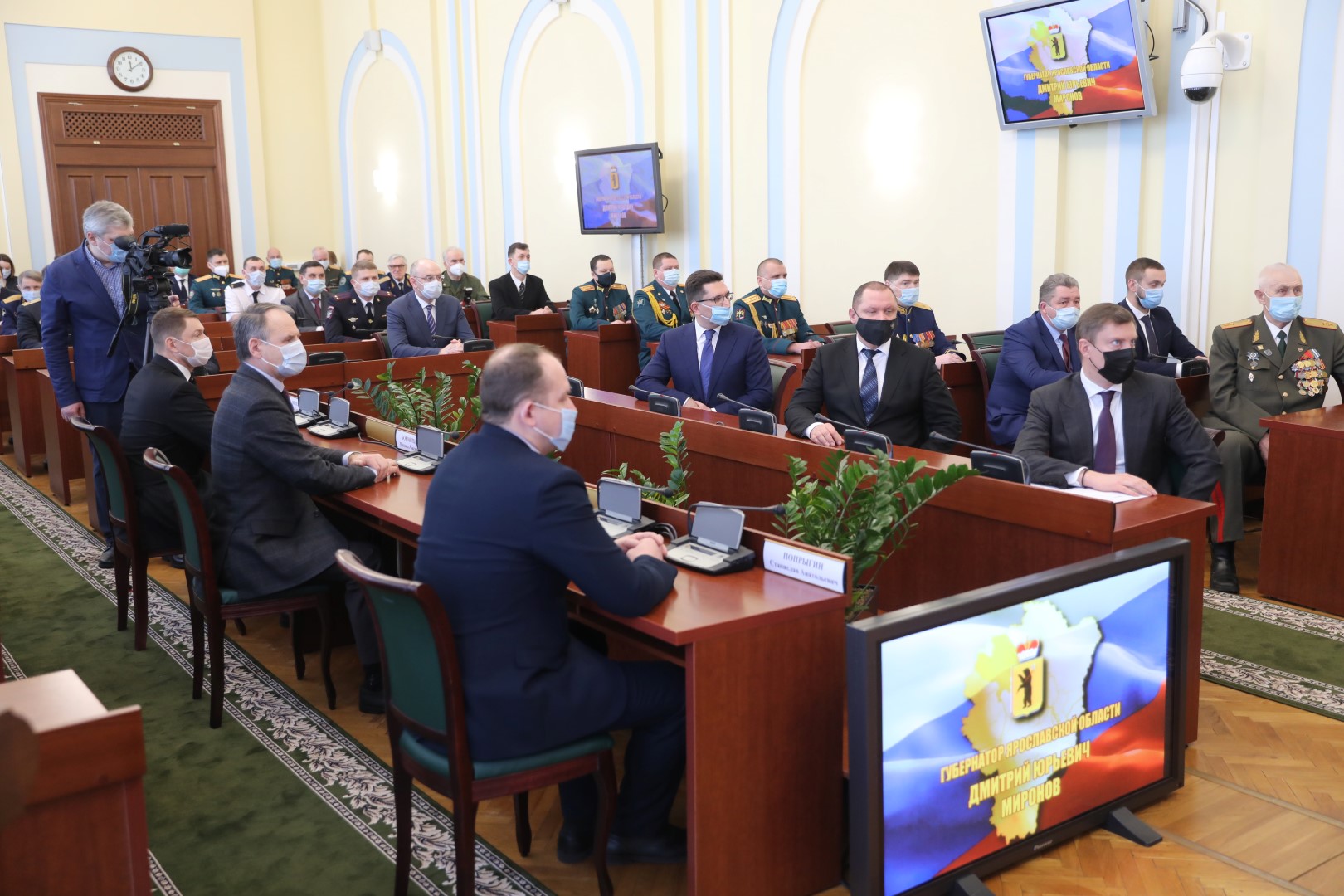 В преддверии Дня защитника Отечества Дмитрий Миронов наградил военнослужащих