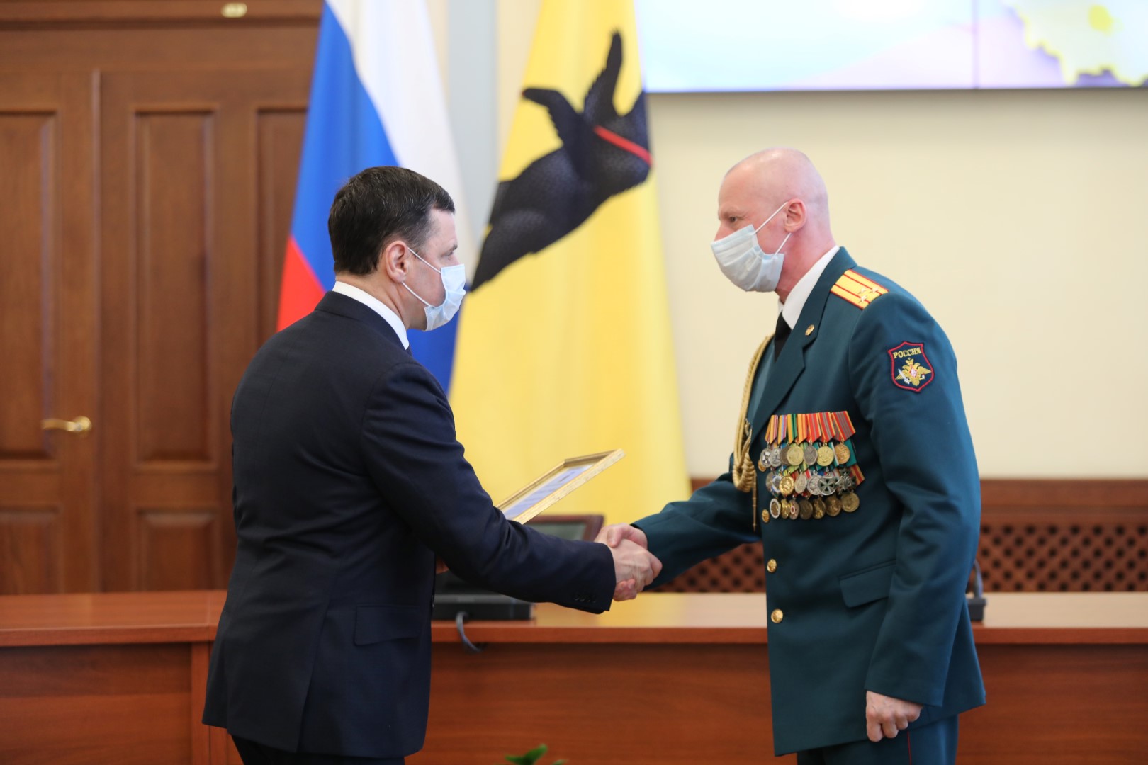 В преддверии Дня защитника Отечества Дмитрий Миронов наградил военнослужащих