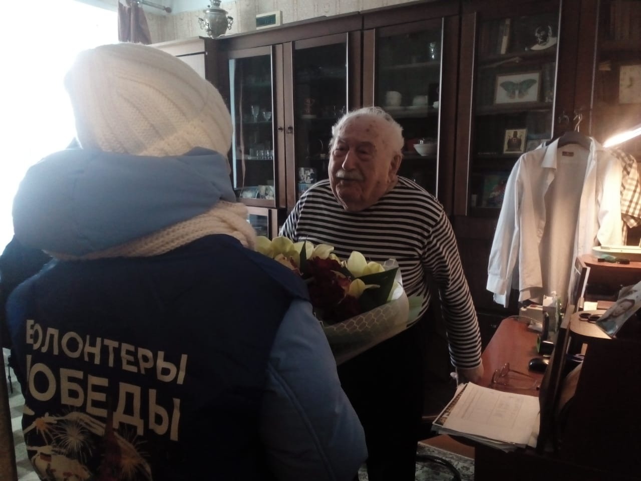 «Одна бабушка испытала такое, что сейчас в это трудно поверить»: ярославские волонтеры разносят «Письма Победы»