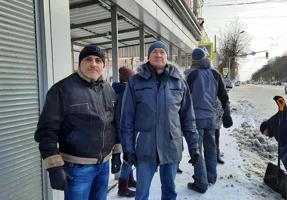 Волонтеры и депутаты очистили тротуары и остановки на улице Свободы от снега и льда