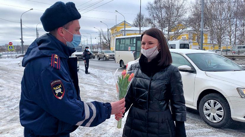 В Ярославле сотрудники ГИБДД останавливали автоледи и дарили им цветы