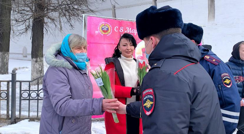 В Ярославле сотрудники ГИБДД останавливали автоледи и дарили им цветы