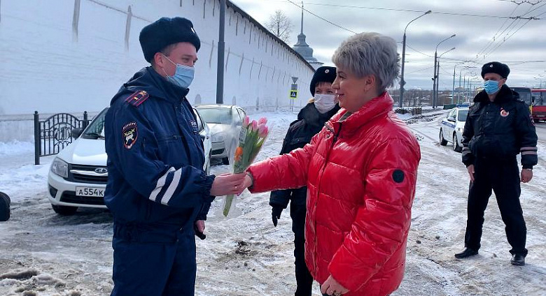 В Ярославле сотрудники ГИБДД останавливали автоледи и дарили им цветы