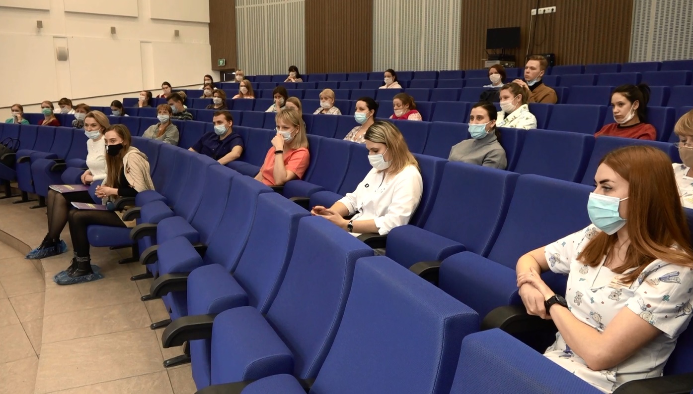 Будущих мам будут учить правильной посадке малышей в автокресла еще до рождения их детей