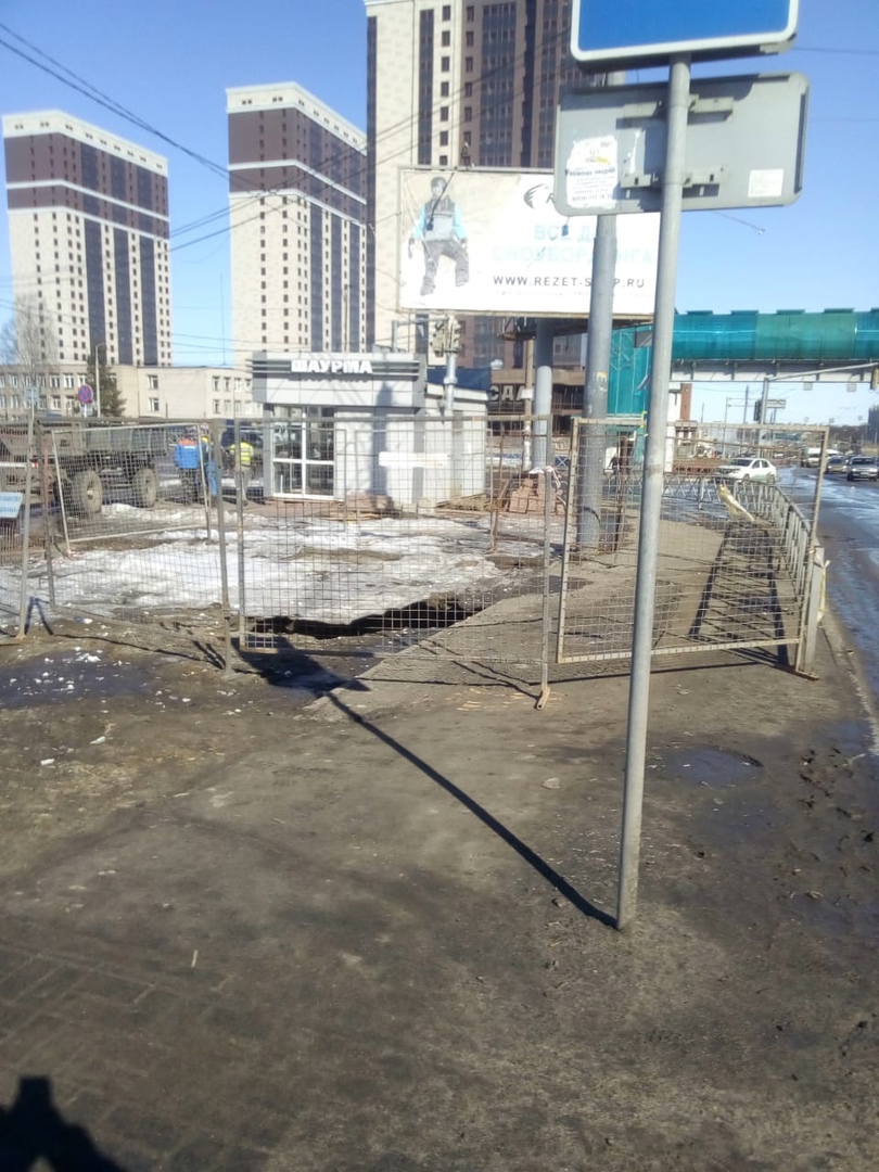 У автовокзала в Ярославле провалился асфальт: после сообщений в соцсетях на место выехали специалисты