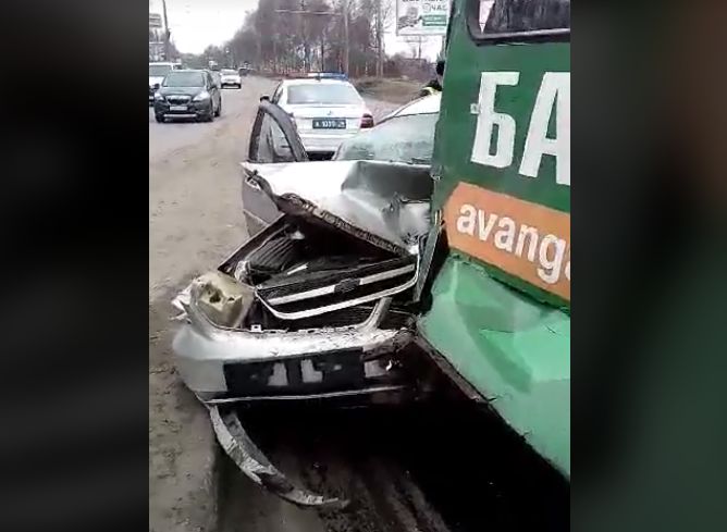 В Ярославле иномарка влетела под троллейбус: двое пострадавших