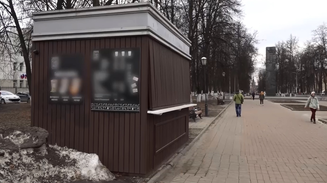 Ярославцев возмущает соседство ларька с монументом 30-летия Победы