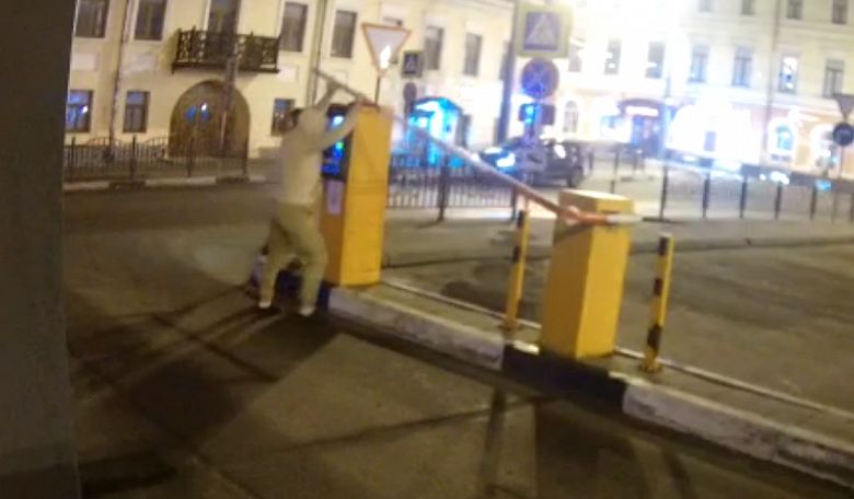 В Ярославле ищут вандалов, сломавших шлагбаум на платной парковке в центре города