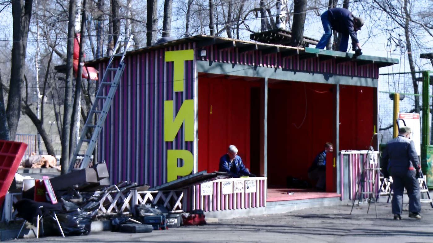 В парке на Даманском острове в преддверии летнего сезона сносят аттракционы: разбираемся в причинах