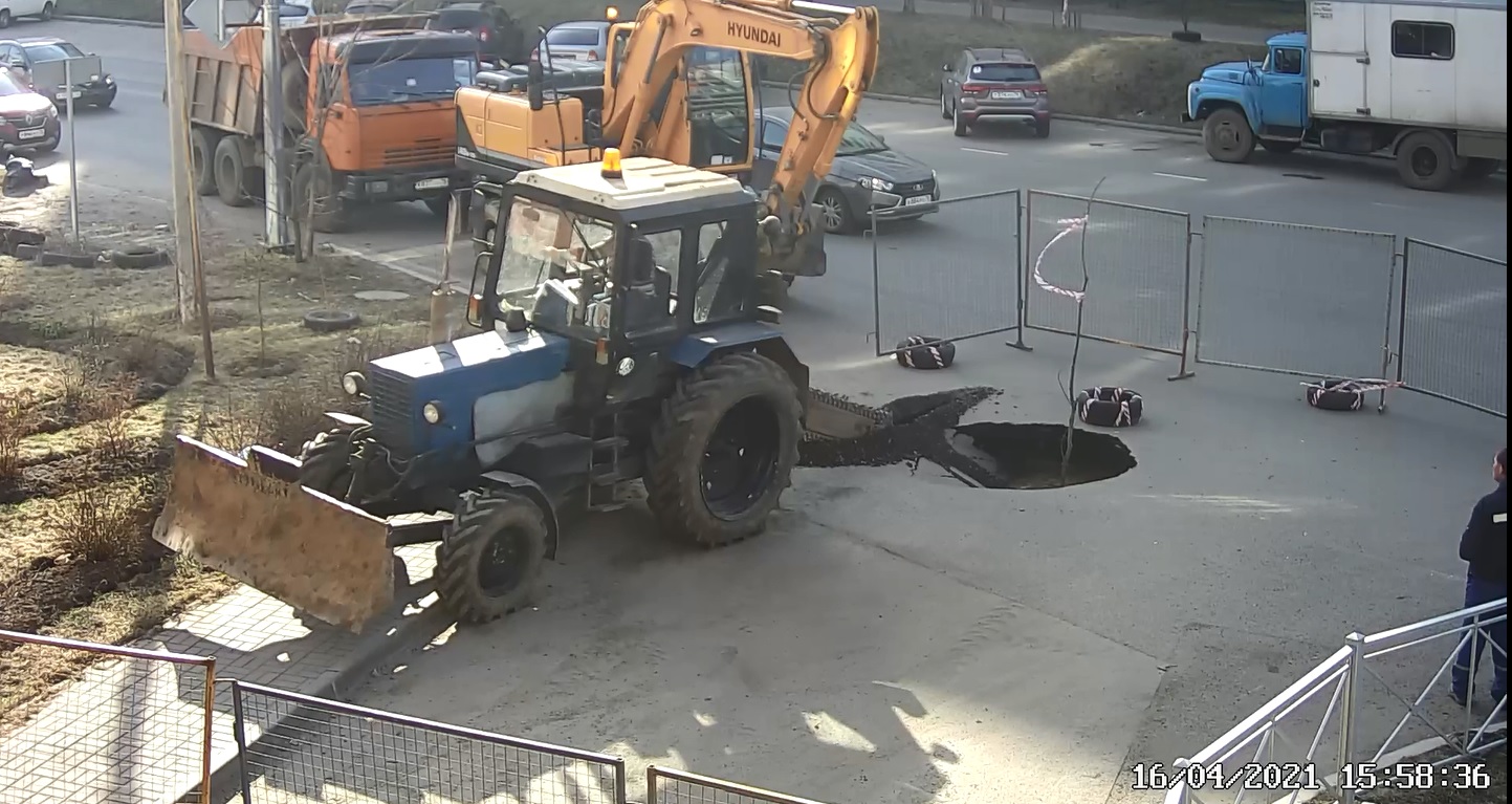 В Дзержинском районе из-за утечки в трубе на дороге провалился асфальт