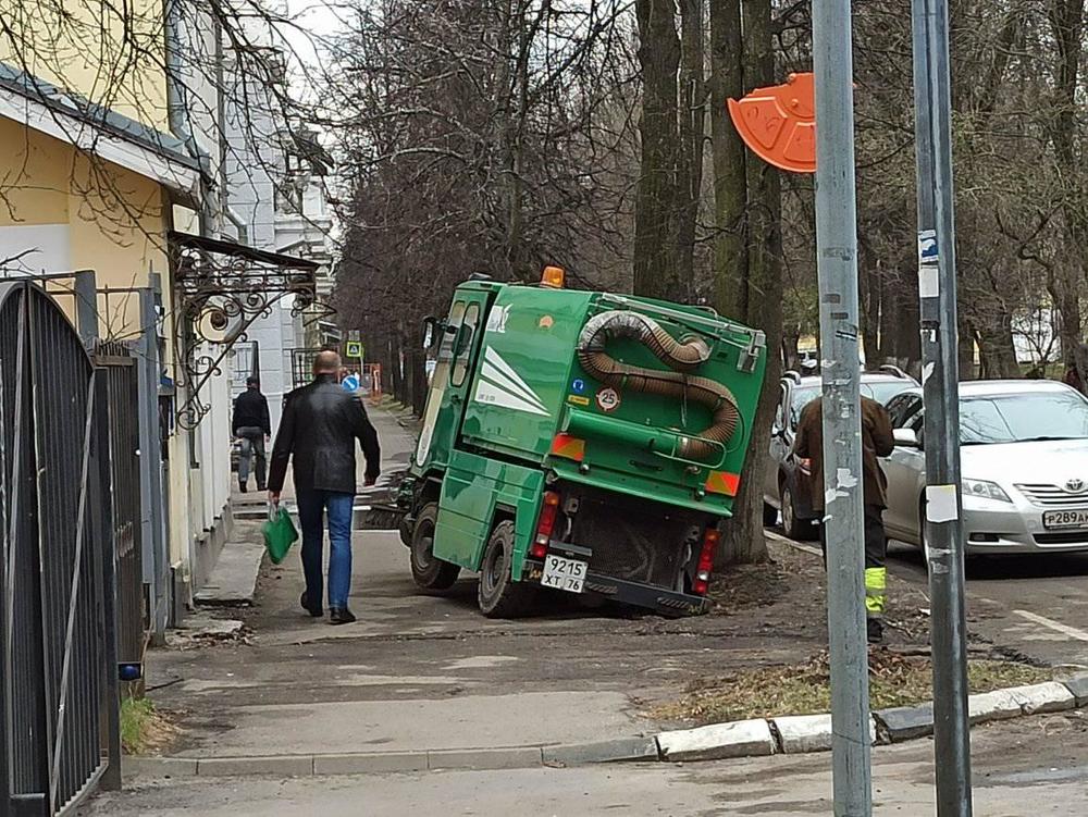 В центре Ярославля в яму провалился дорожный пылесос