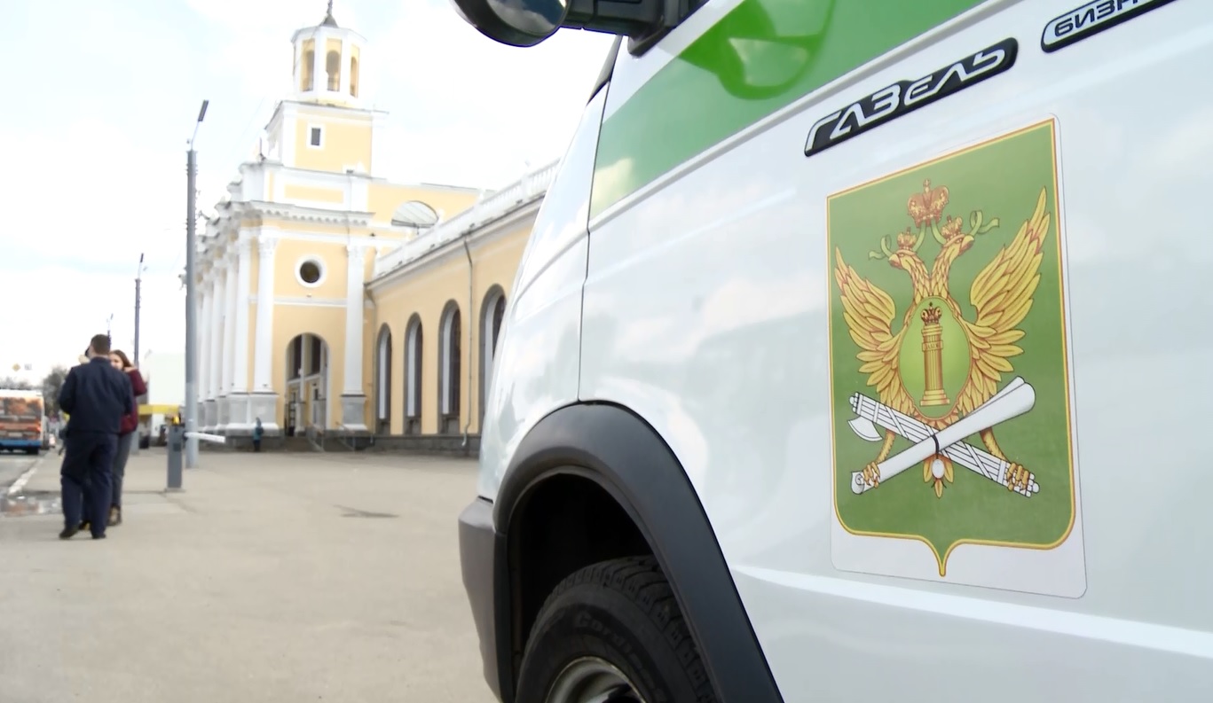 Судебные приставы на вокзале дарили дачникам семена