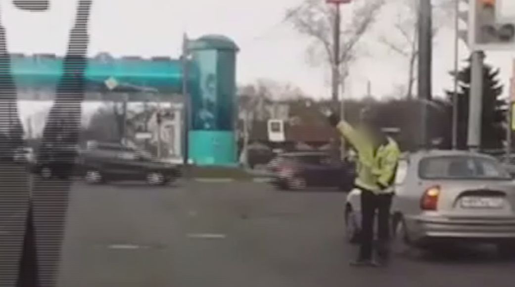 Майкл Джексон по-ярославски: мужчина в форме коммунальщика станцевал на Московском проспекте