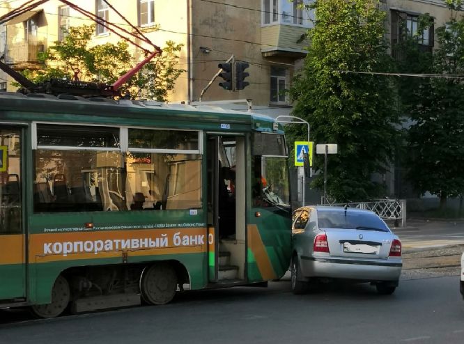 На Пятерке в Ярославле трамвай протаранил легковушку
