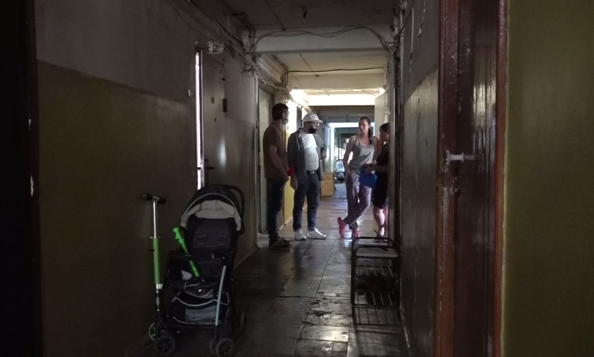 В доме на Пятерке в Ярославле из-за засора канализации затопило несколько этажей