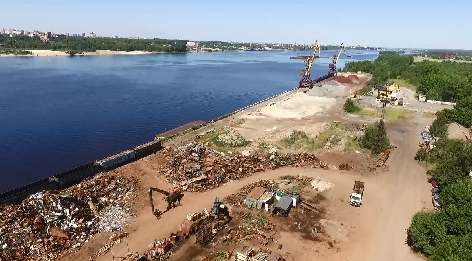Сотни тонн черного металла обнаружили на берегу Волги в Ярославле