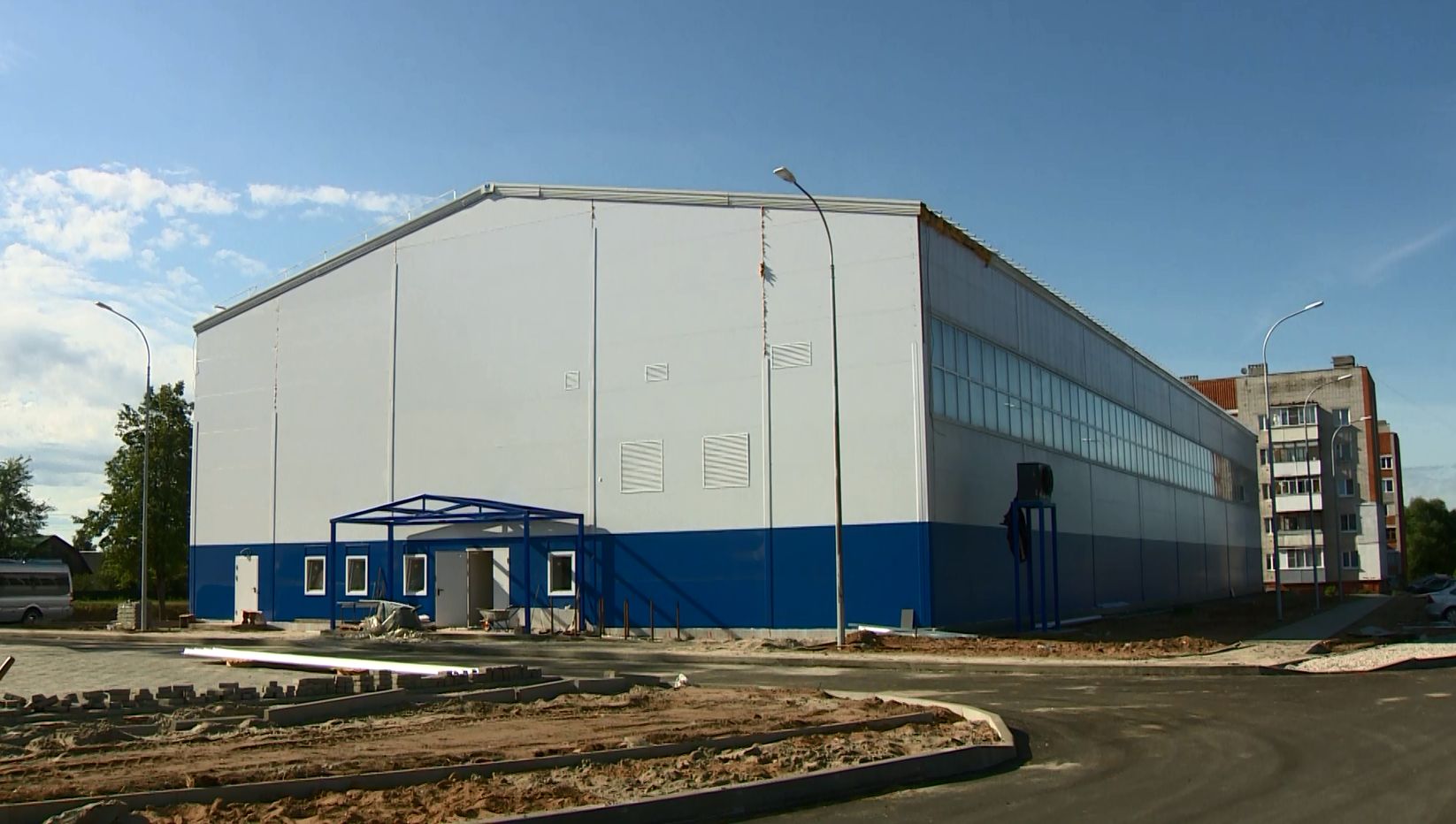 Строительство долгожданного манежа в Красных Ткачах Ярославской области вышло на финальный этап