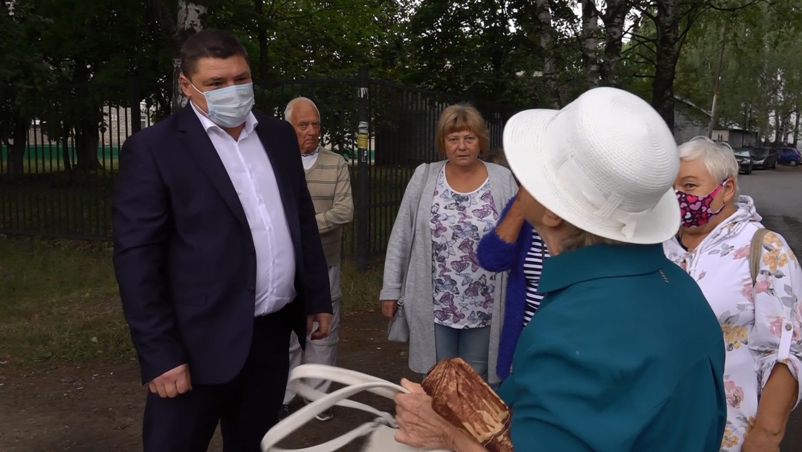 В Дзержинском районе Ярославля жители одного из микрорайонов страдают из-за отсутствия остановочного комплекса