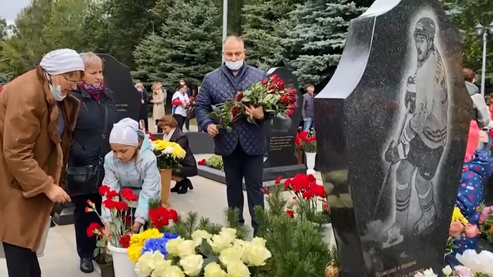 Сегодня в Ярославле проходят траурные мероприятия в память о погибшем «Локомотиве»