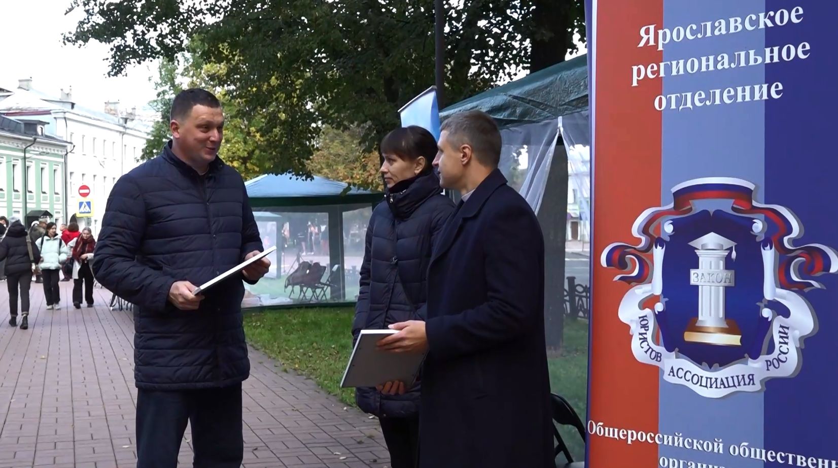 Председатель областной Общественной палаты Сергей Соловьёв наградил организаторов и участников ярмарки НКО