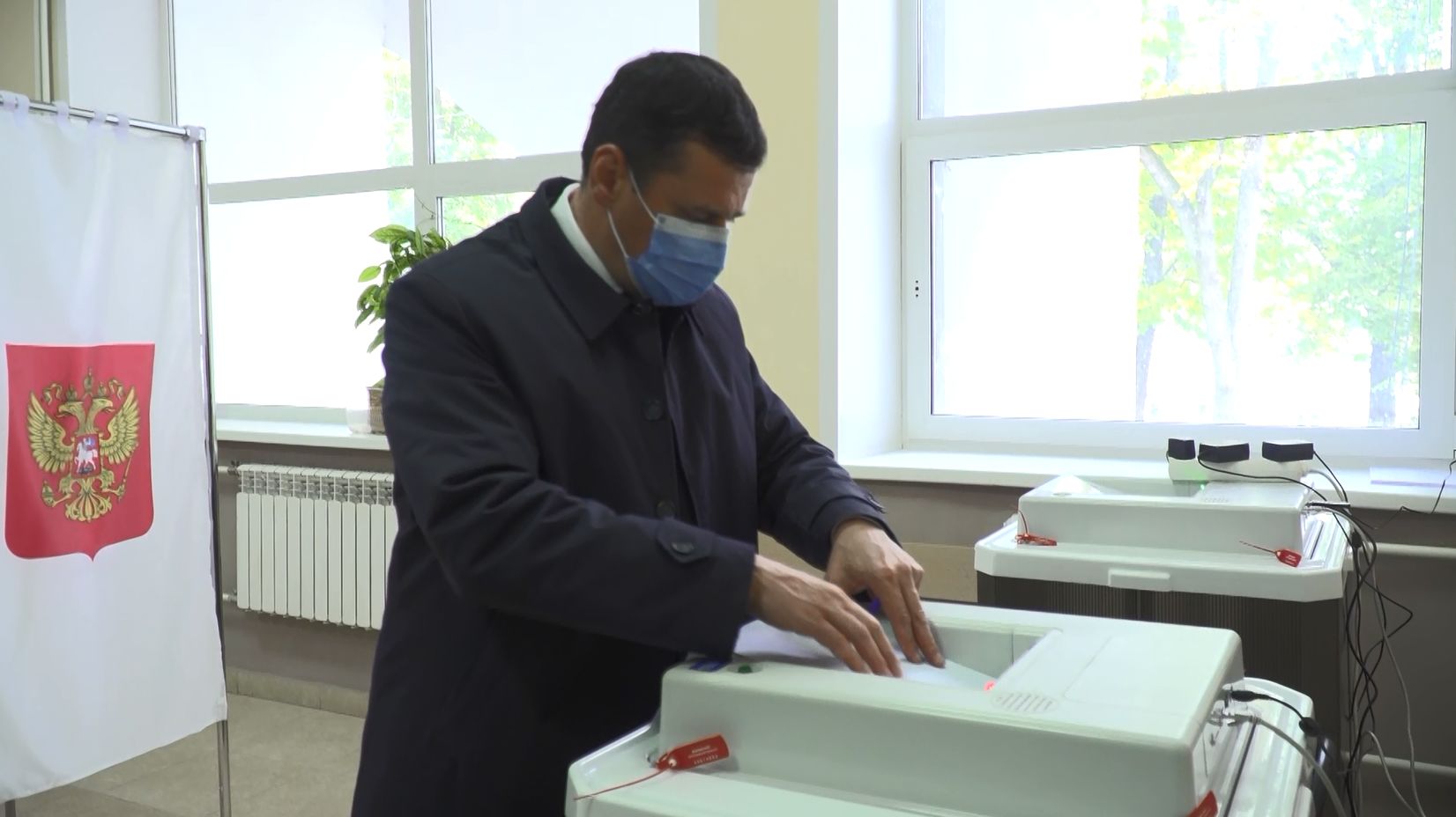 Губернатор Ярославской области Дмитрий Миронов проголосовал «за настоящих профессионалов, которые и словом, и делом смогли зарекомендовать»