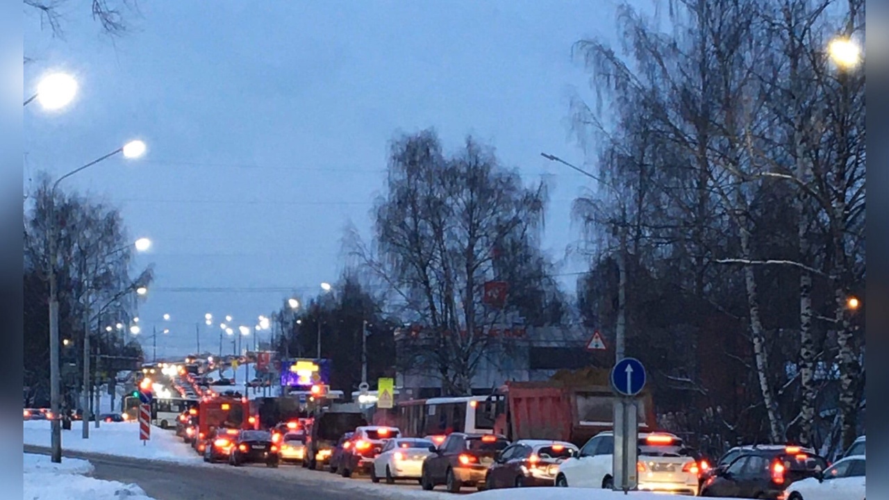 Два района Ярославля встали в километровые пробки: причина