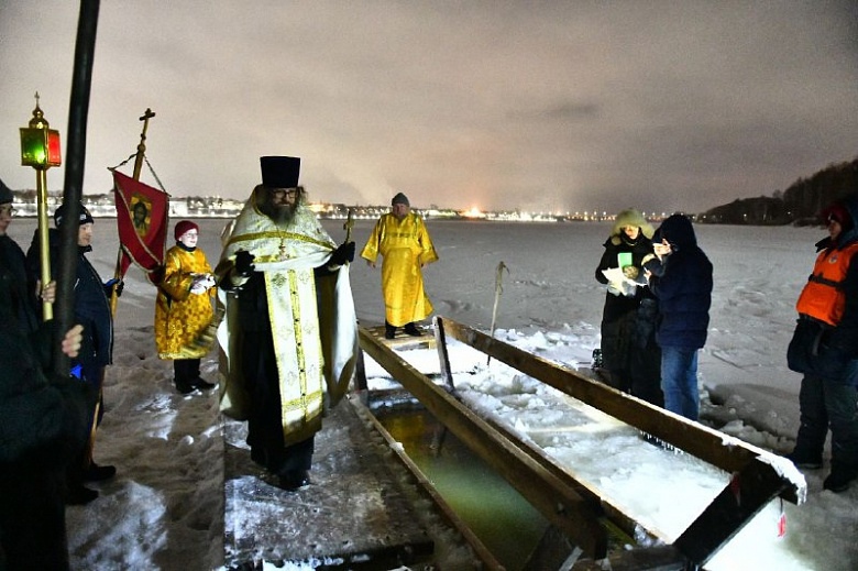 Как правильно пить крещенскую воду, рассказал священнослужитель