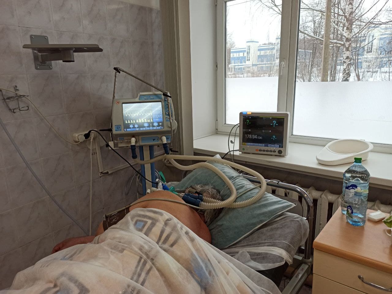 «Свободных коек все меньше»: фоторепортаж из красной зоны ковидной больницы в Ярославле