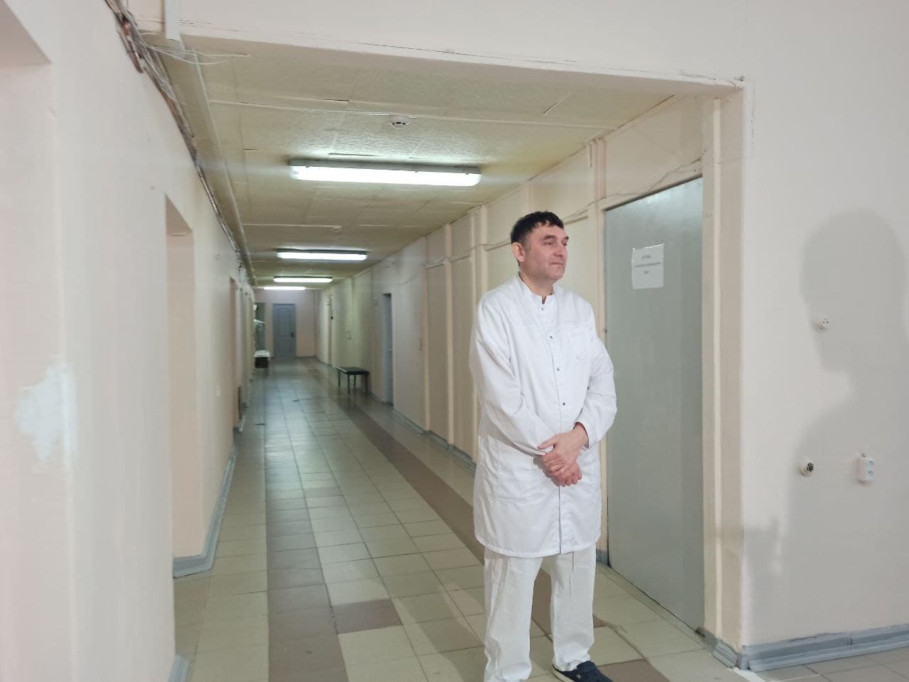 «Свободных коек все меньше»: фоторепортаж из красной зоны ковидной больницы в Ярославле