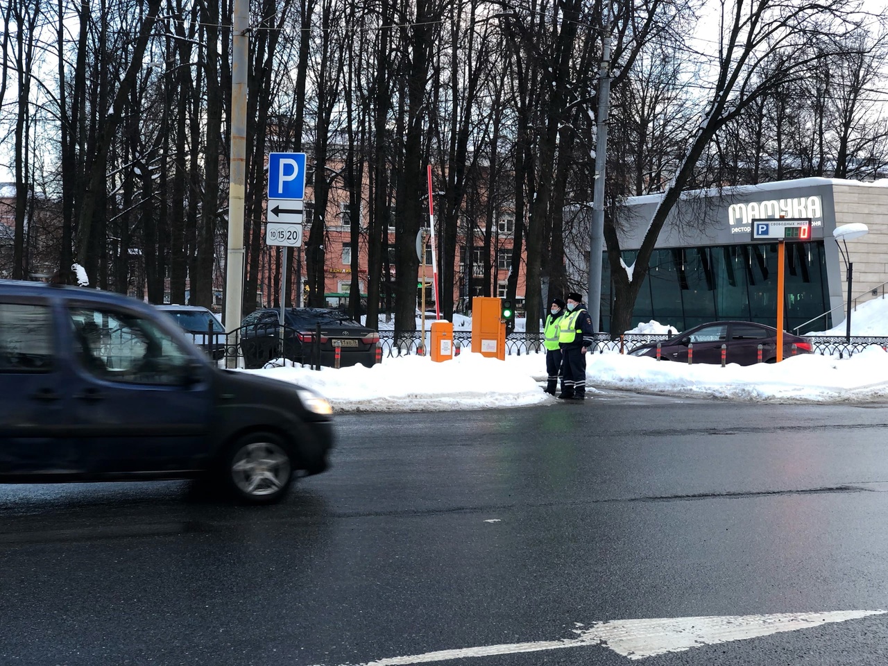 Водителя из Ярославля обязали 100 часов убирать город от мусора и снега