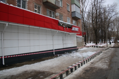 Глыбы льда рухнули на девочек с крыши: в СК возбудили уголовное дело по информации о травмировании детей