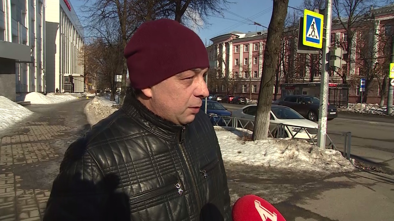 Ярославцы жалуются на гололед во дворах: репортаж «Первого Ярославского»