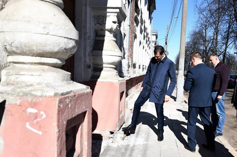 «Из-за недобросовестного подрядчика работы были приостановлены»: когда отремонтирую улицу Красный съезд?