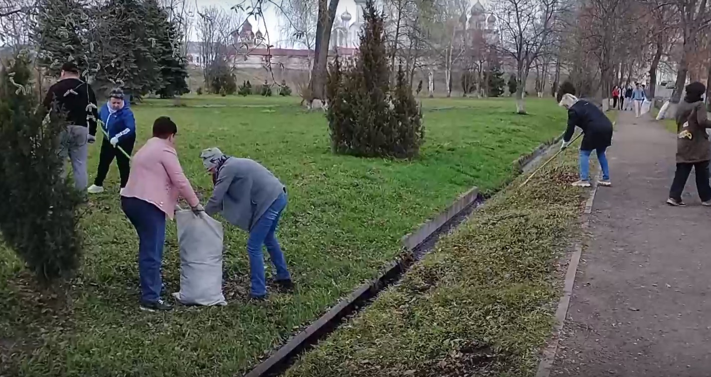 В Ростове Великом прошел общегородской субботник