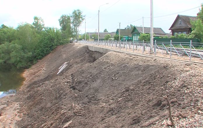 В Некрасовском районе смыло землю вблизи реки Шиголость - там, где делали берегоукрепление