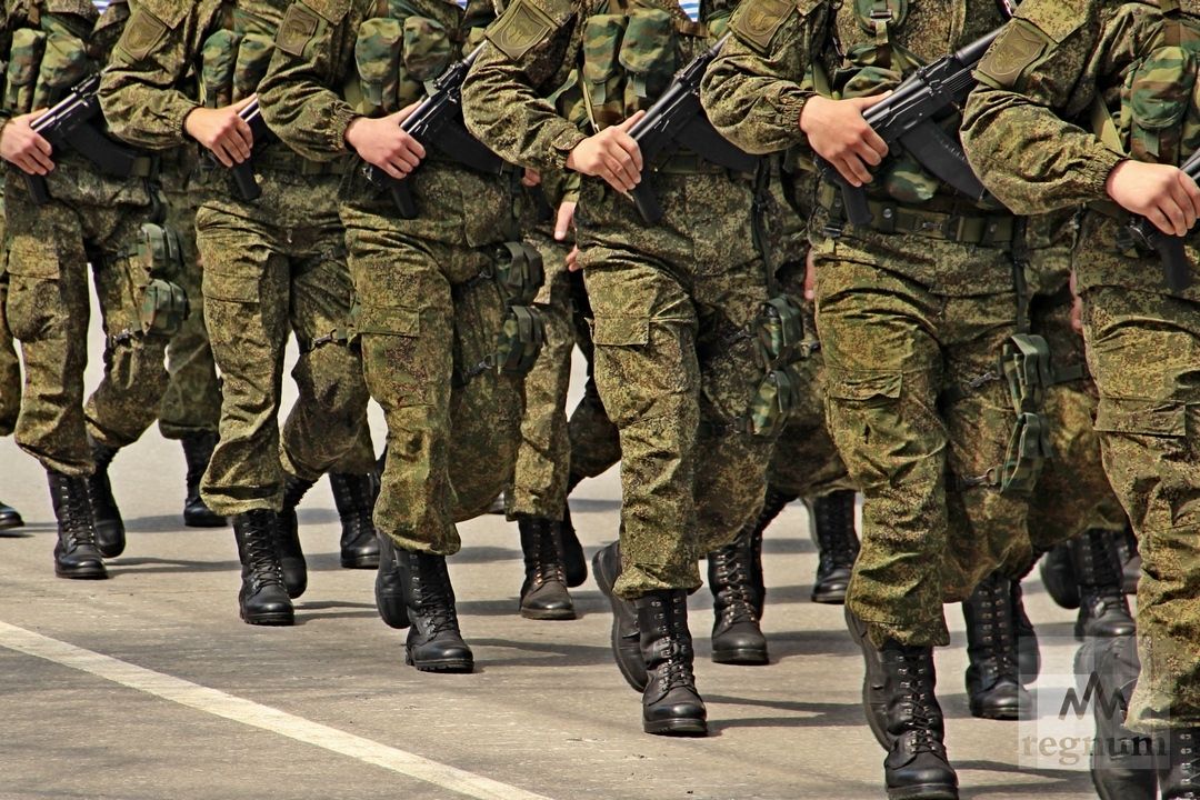 Ярославцам рассказали, какие дополнительные выплаты получают служащие по контракту