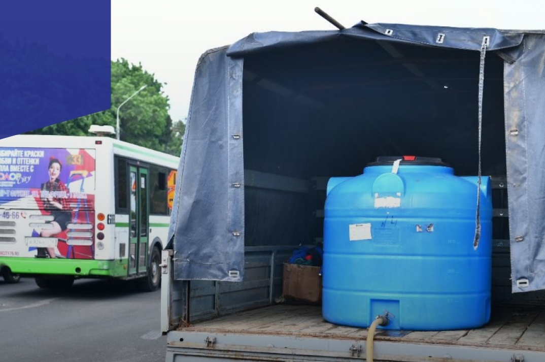 В Ярославле у Октябрьского моста установили бочку с питьевой водой