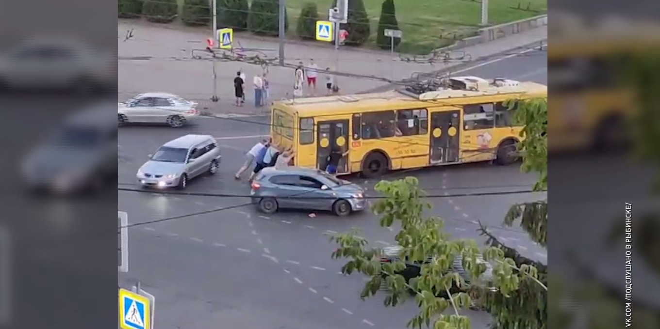 В центре Рыбинска горожане сегодня днём толкали троллейбус