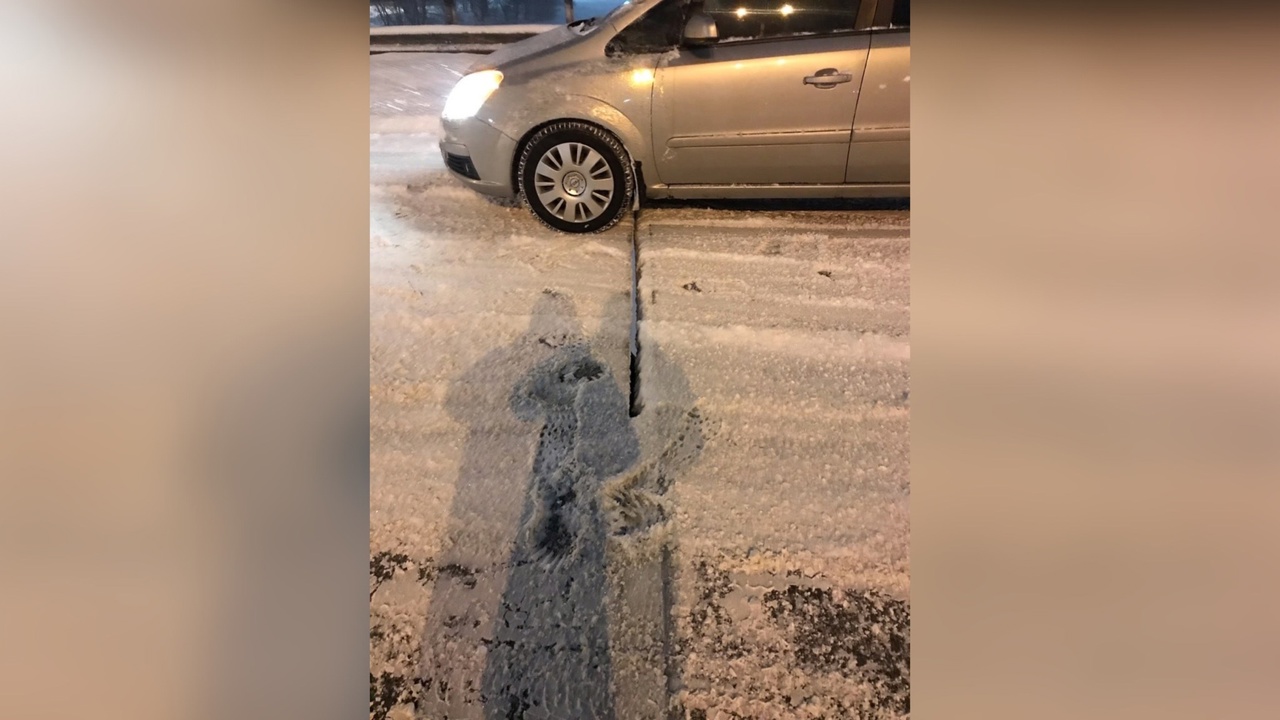 Водителей смутила щель перед съездом с Юбилейного моста: ответ департамента дорожного хозяйства