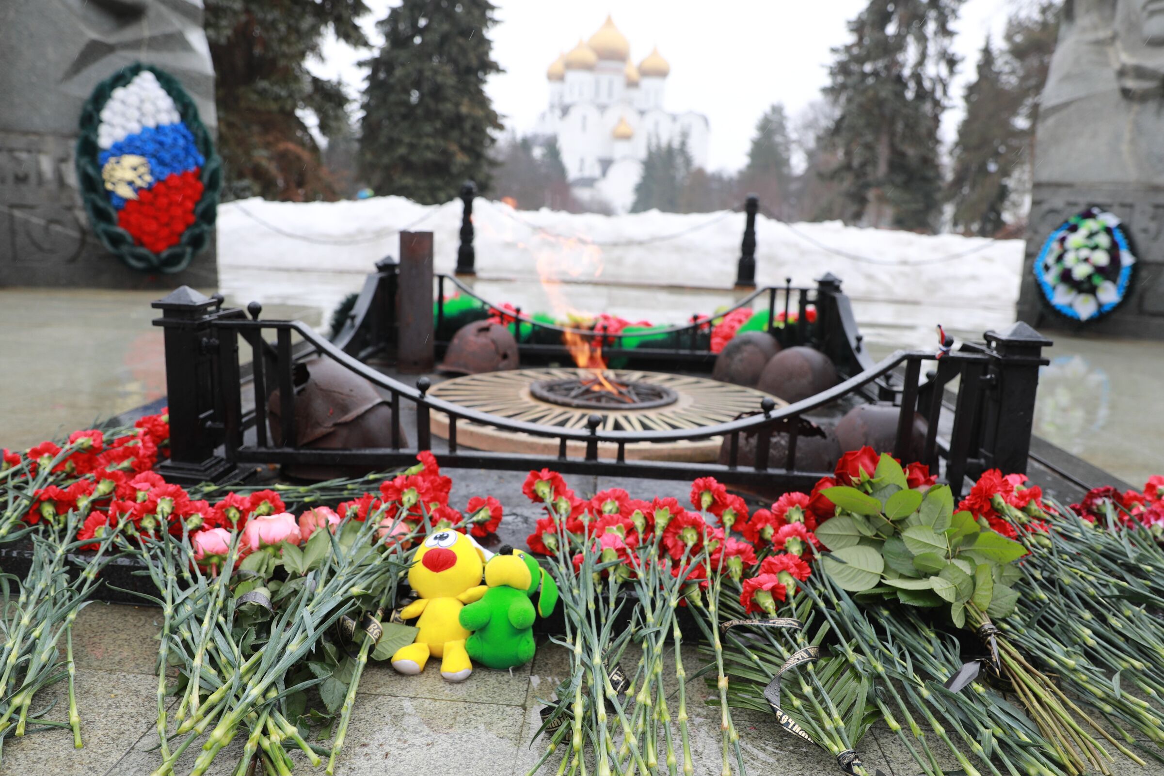 Ярославцы несут цветы и мягкие игрушки к вечному огню в память о погибших в Крокусе