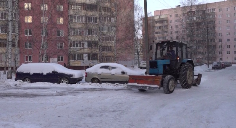 В Ярославле ведут борьбу с «подснежниками» – брошенными на парковках автомобилями