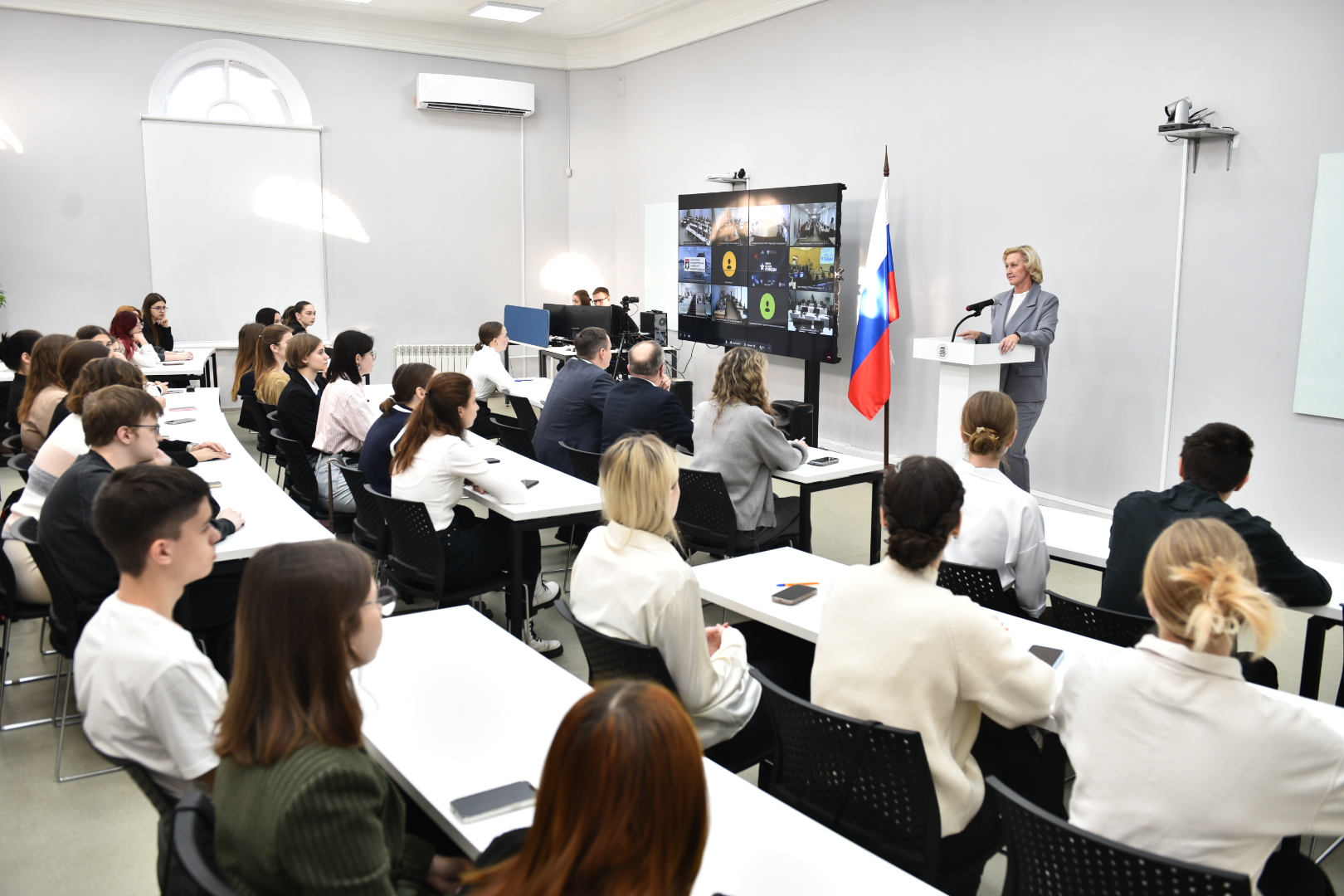 Ярославские студенты и школьники приняли участие в первом всероссийском научном диктанте