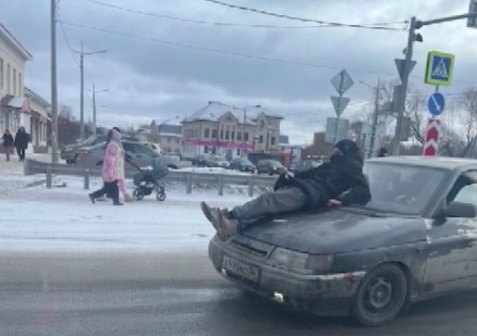 Катал мужчину на капоте: в Переславле оштрафуют водителя за неправильную перевозку пассажиров