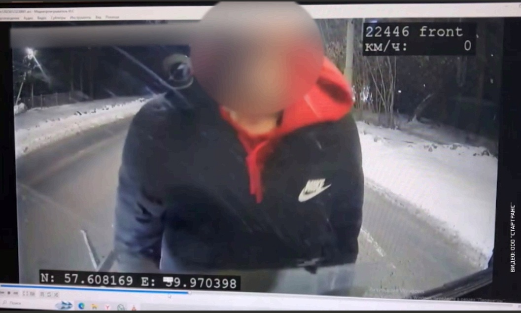 В Ярославле мужчина с кулаками набросился на автобус и выломал дворник