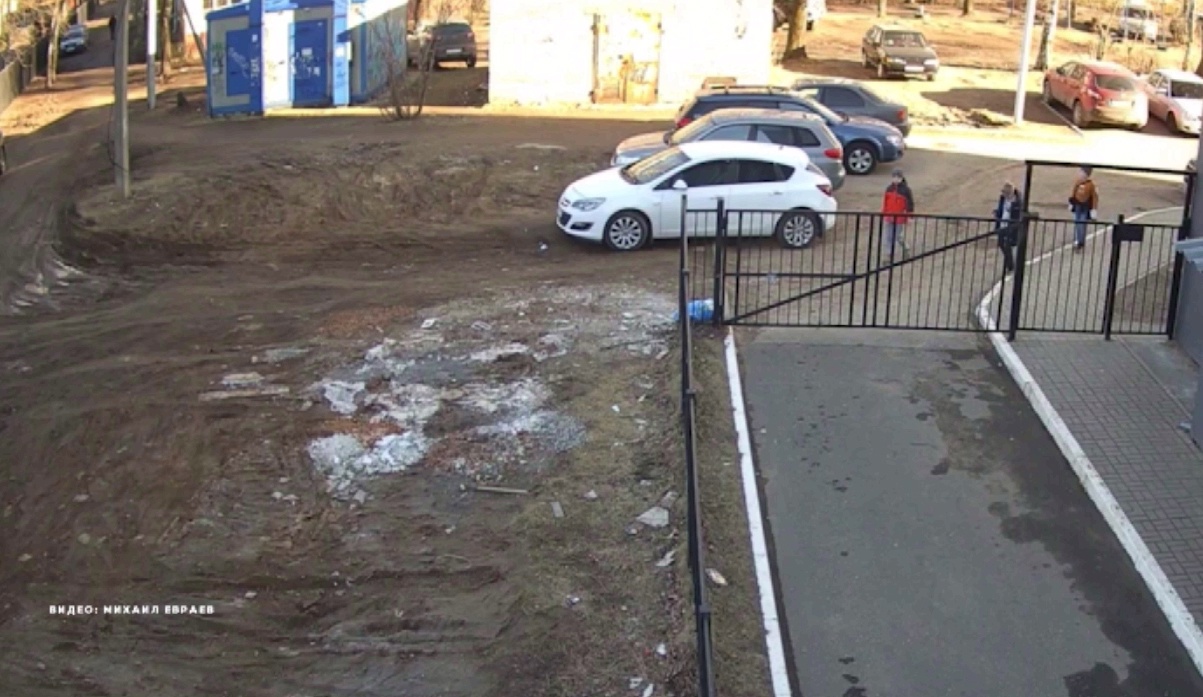 В Ярославле школьники разбили новую остановку