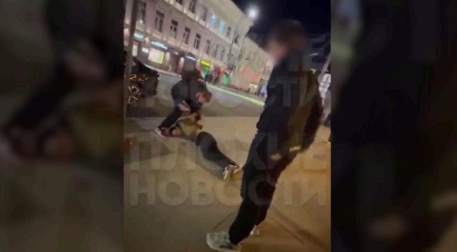 Бросил противника на асфальт под крики толпы: в центре Ярославля произошла жестокая драка