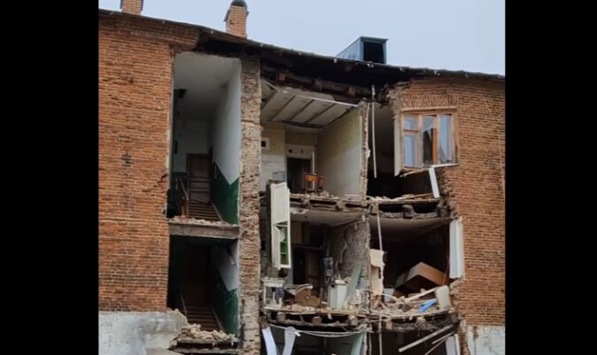 Обрушилась часть трехэтажного дома: в Ростове Великом произошло ЧП